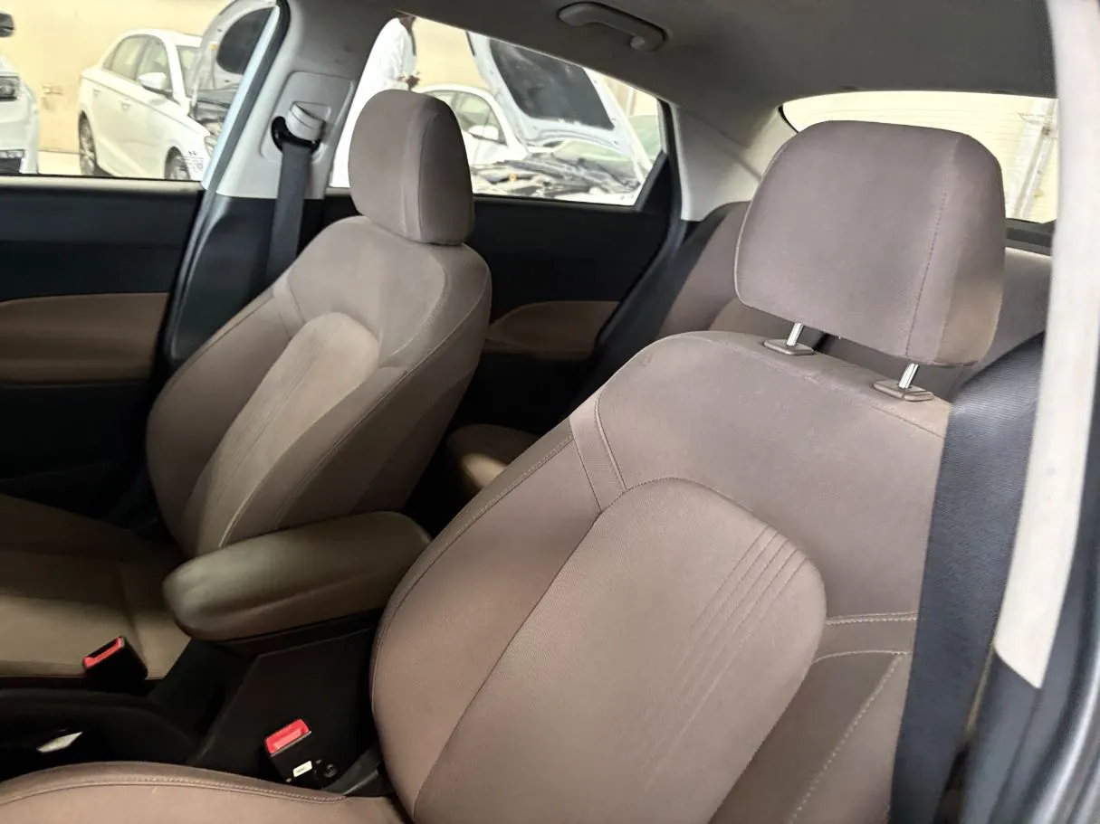 Car image 10