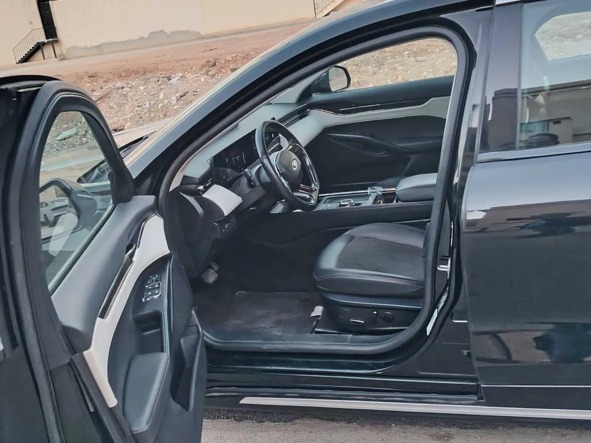Car image 13