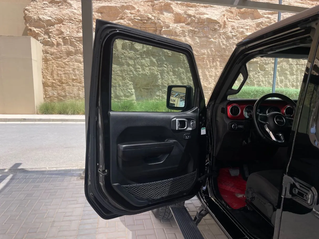 Car image 9