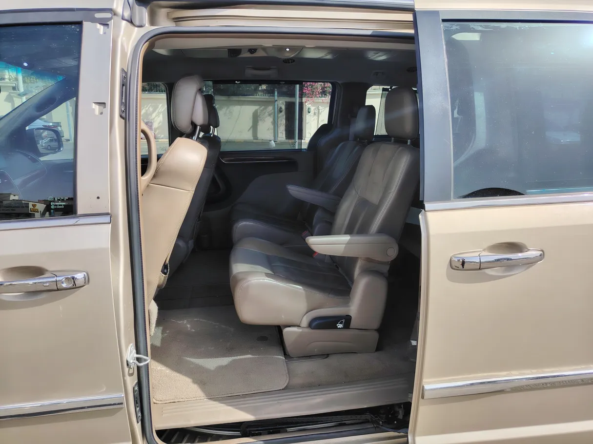 Car image 14