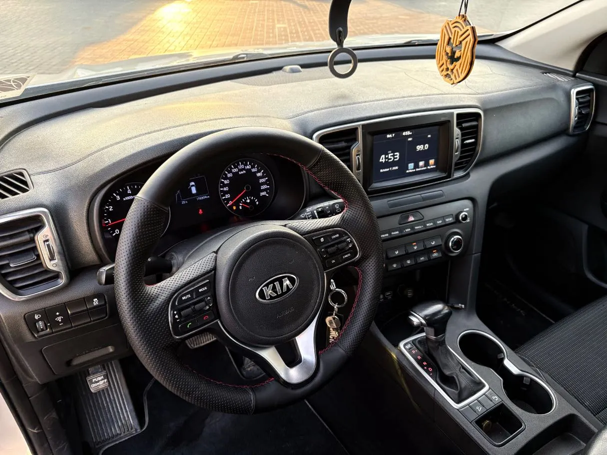 Car image 12
