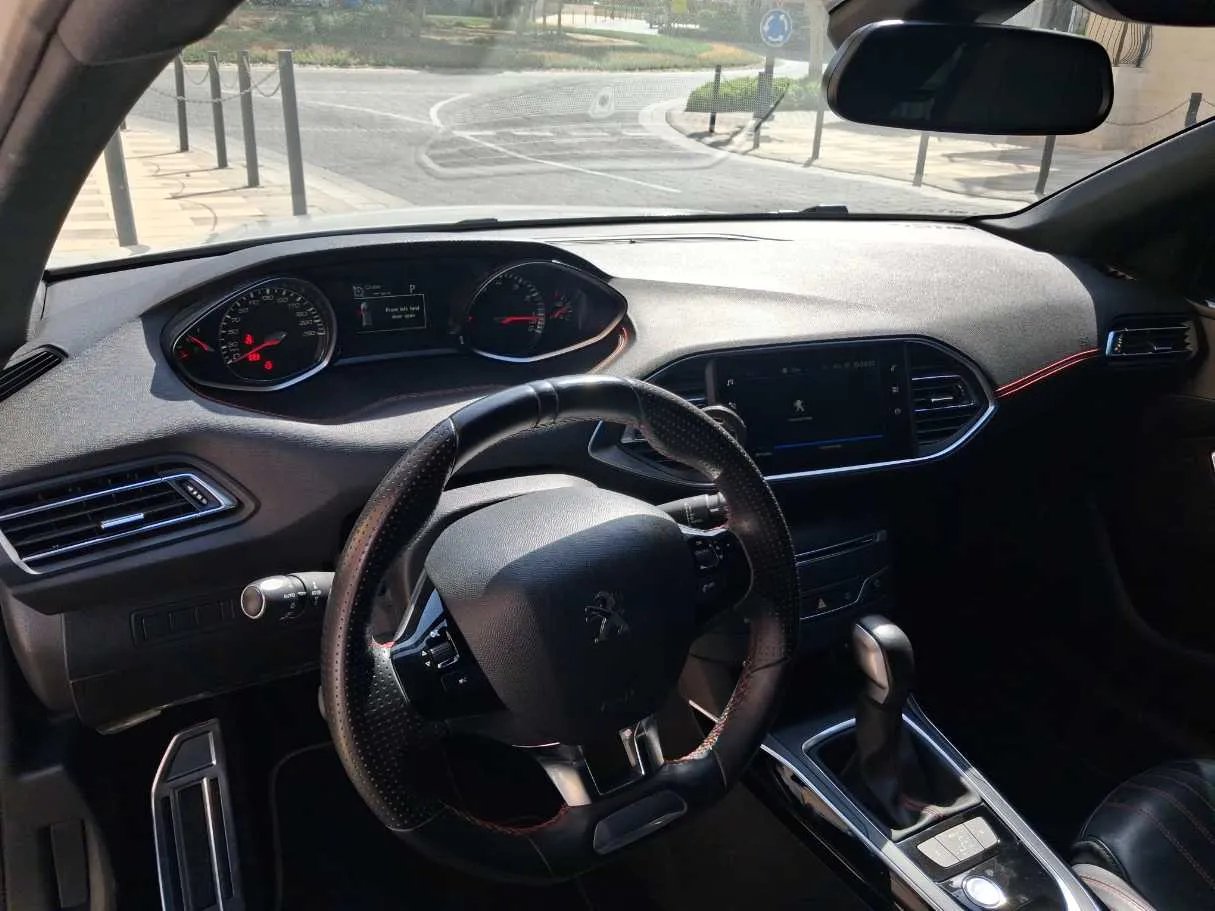 Car image 11