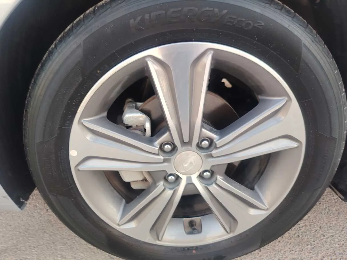 Car image 10