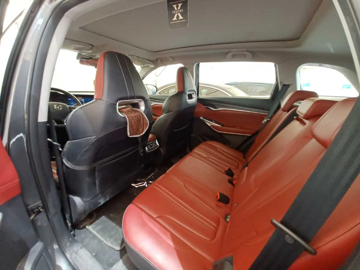 Car image 12