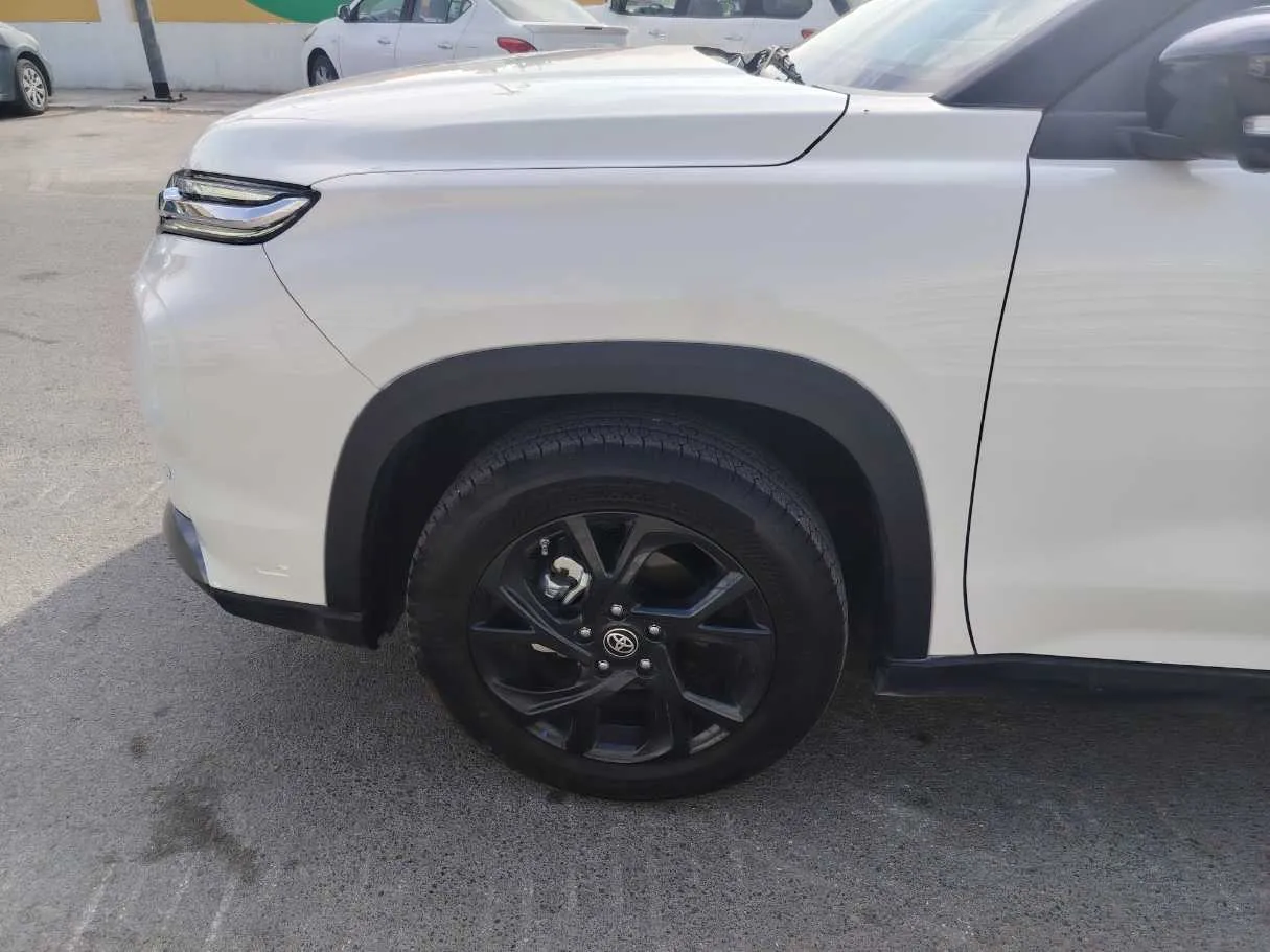 Car image 9