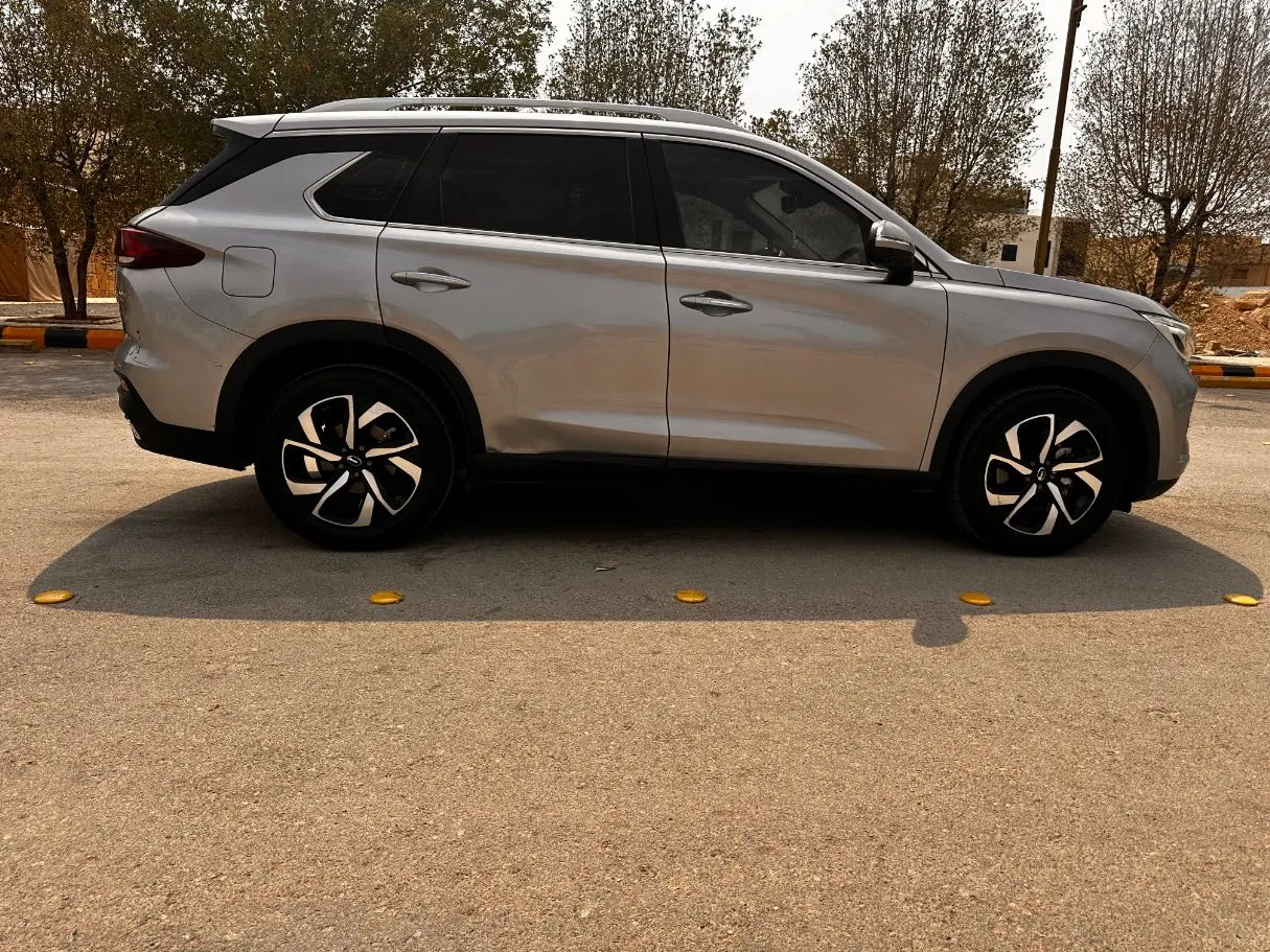Car image 4