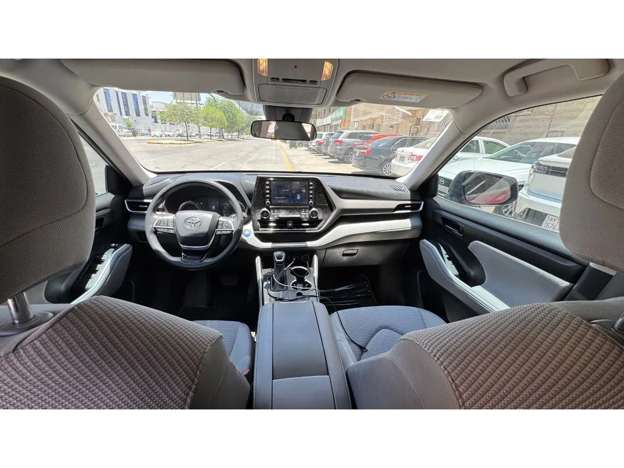 Car image 14
