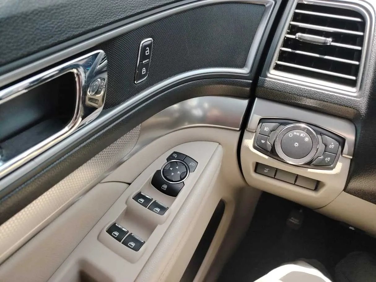 Car image 37
