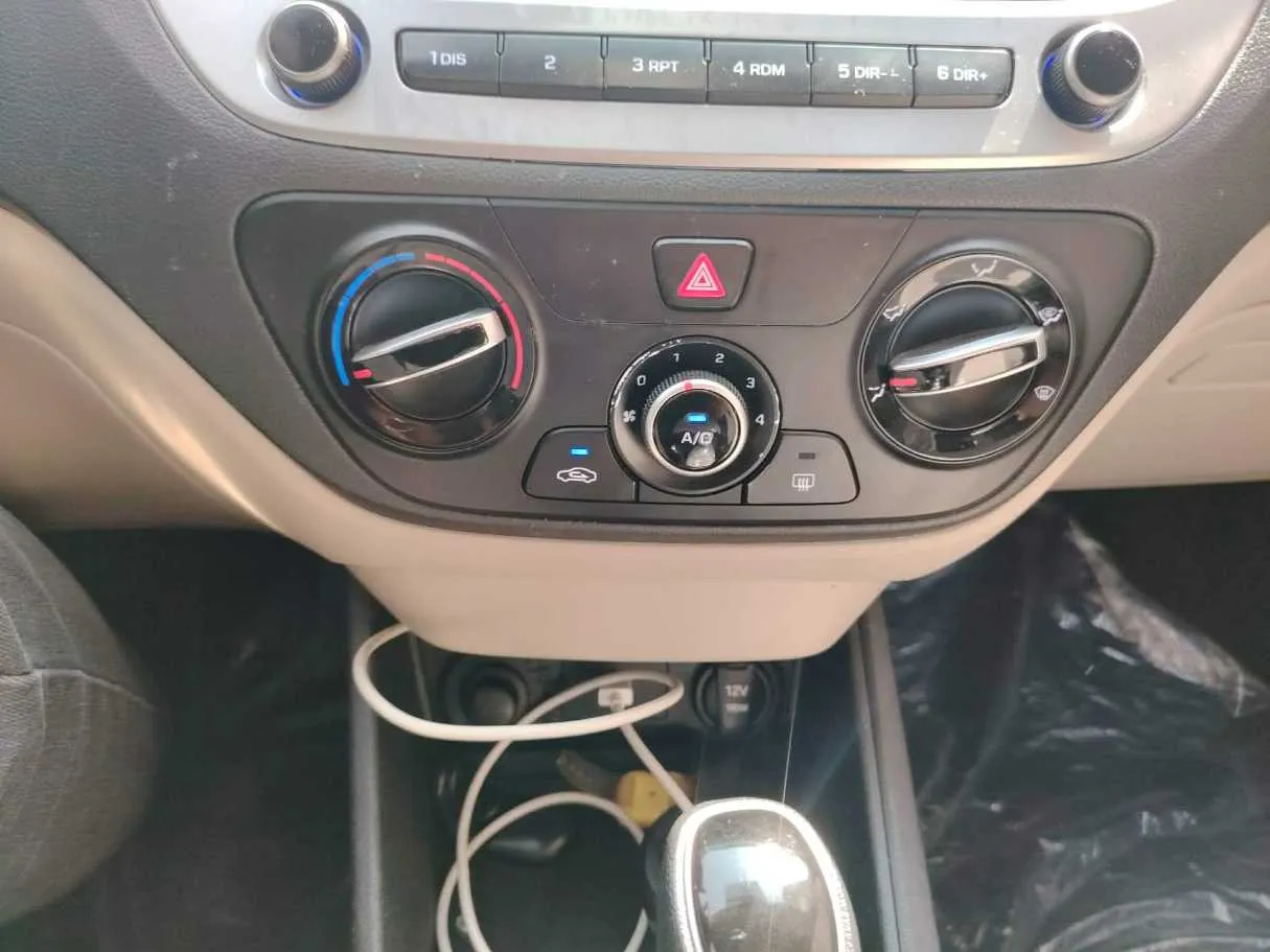 Car image 25