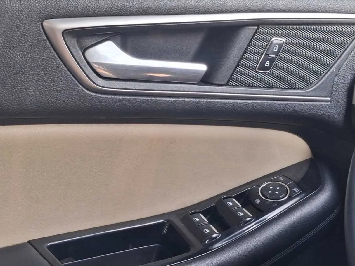 Car image 25