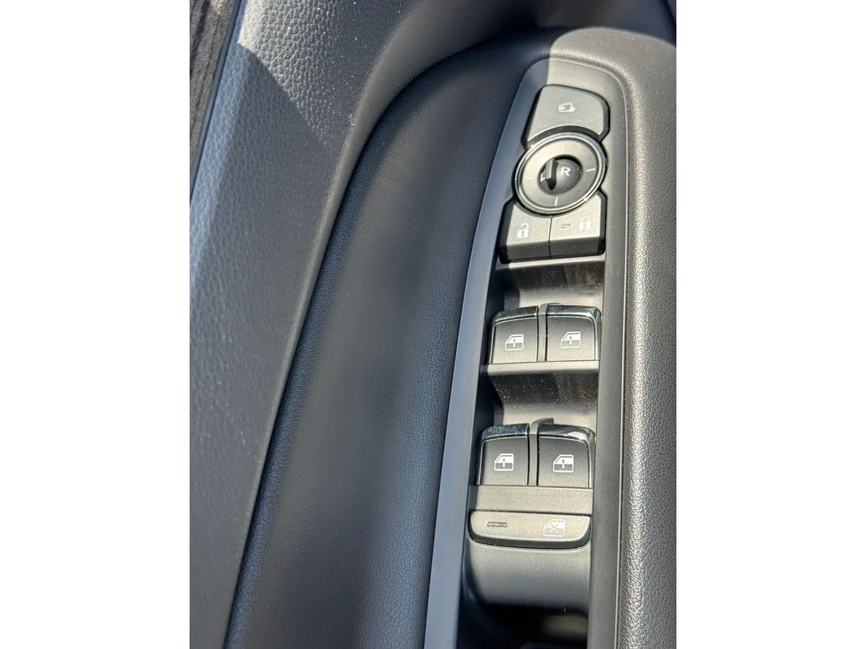 Car image 30