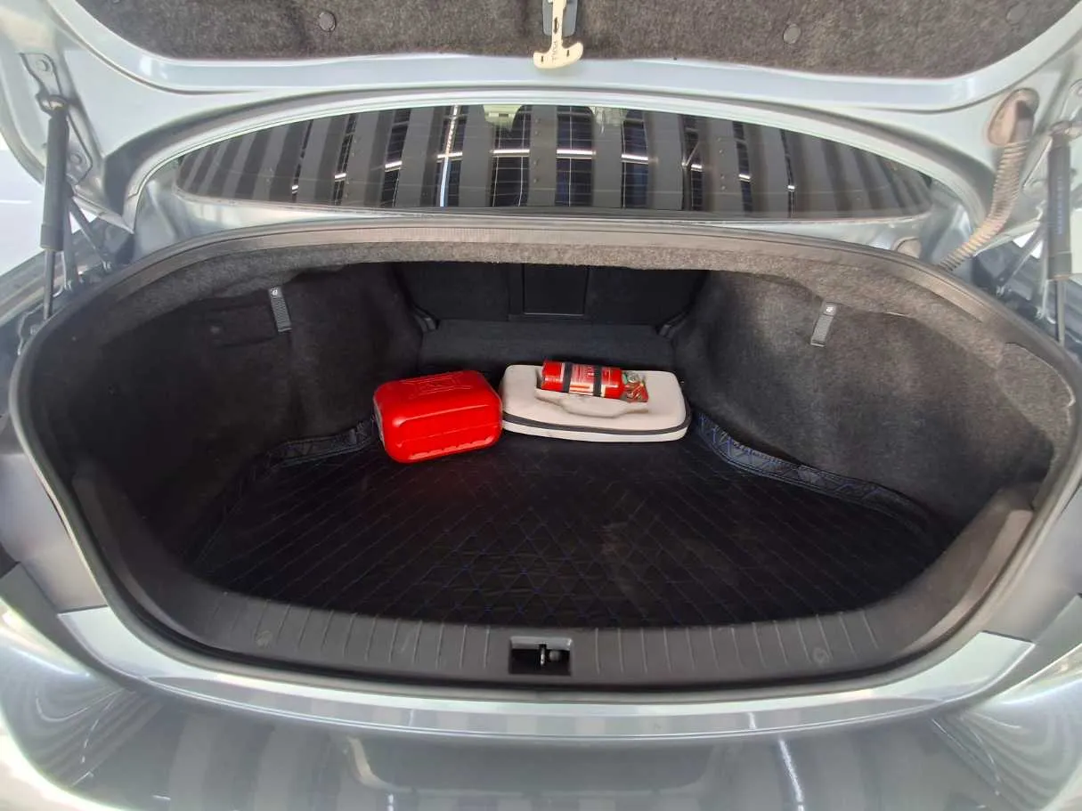 Car image 19