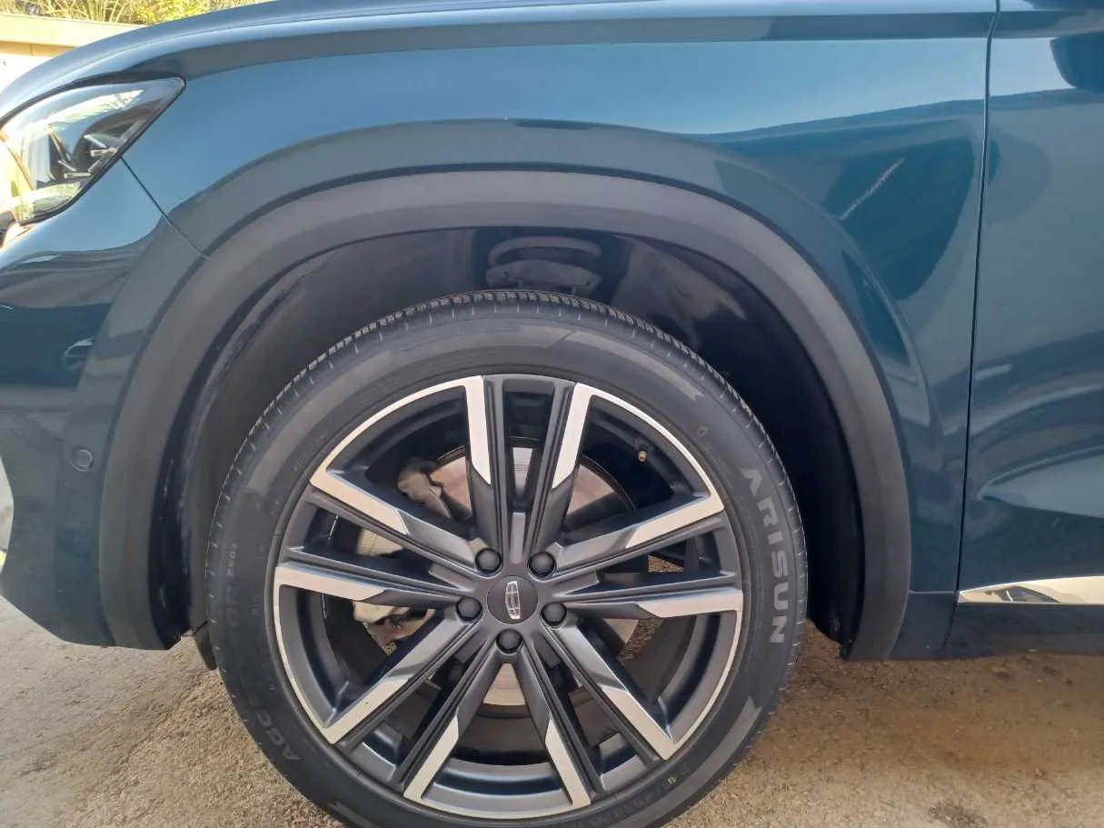 Car image 9