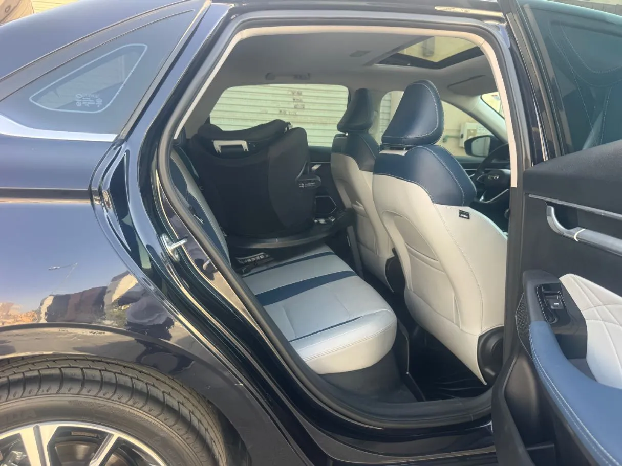 Car image 13