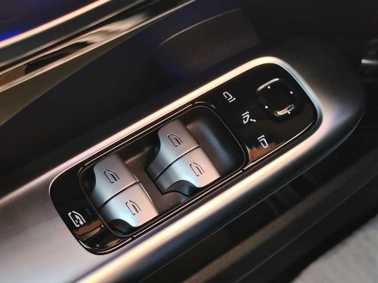 Car image 27