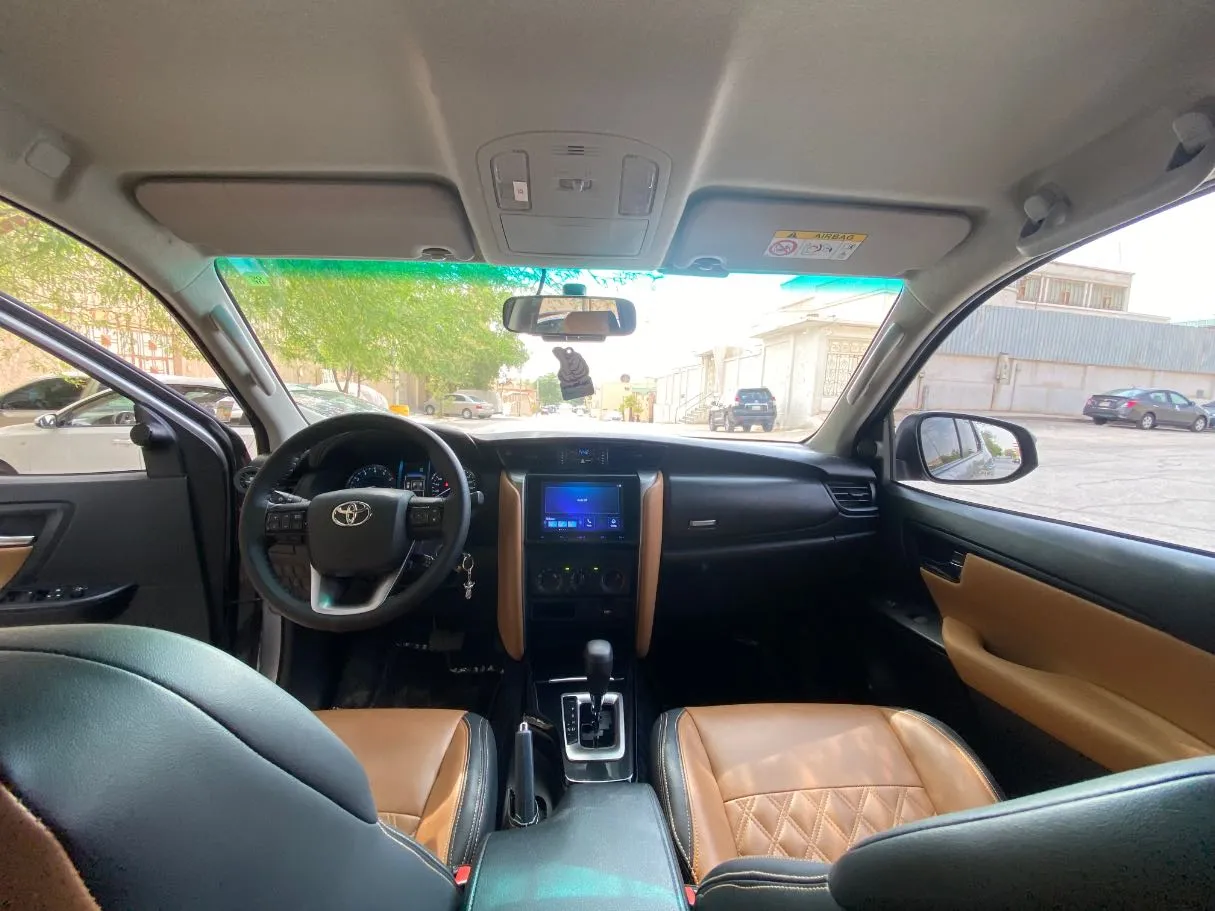 Car image 14