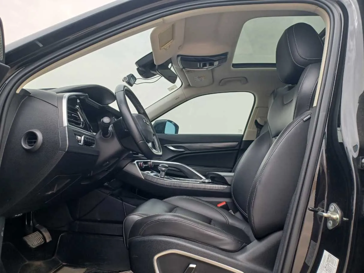Car image 12