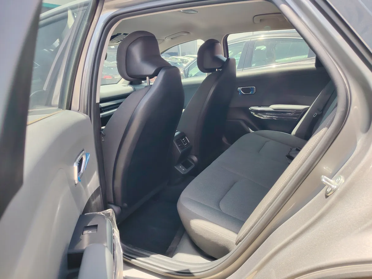Car image 15