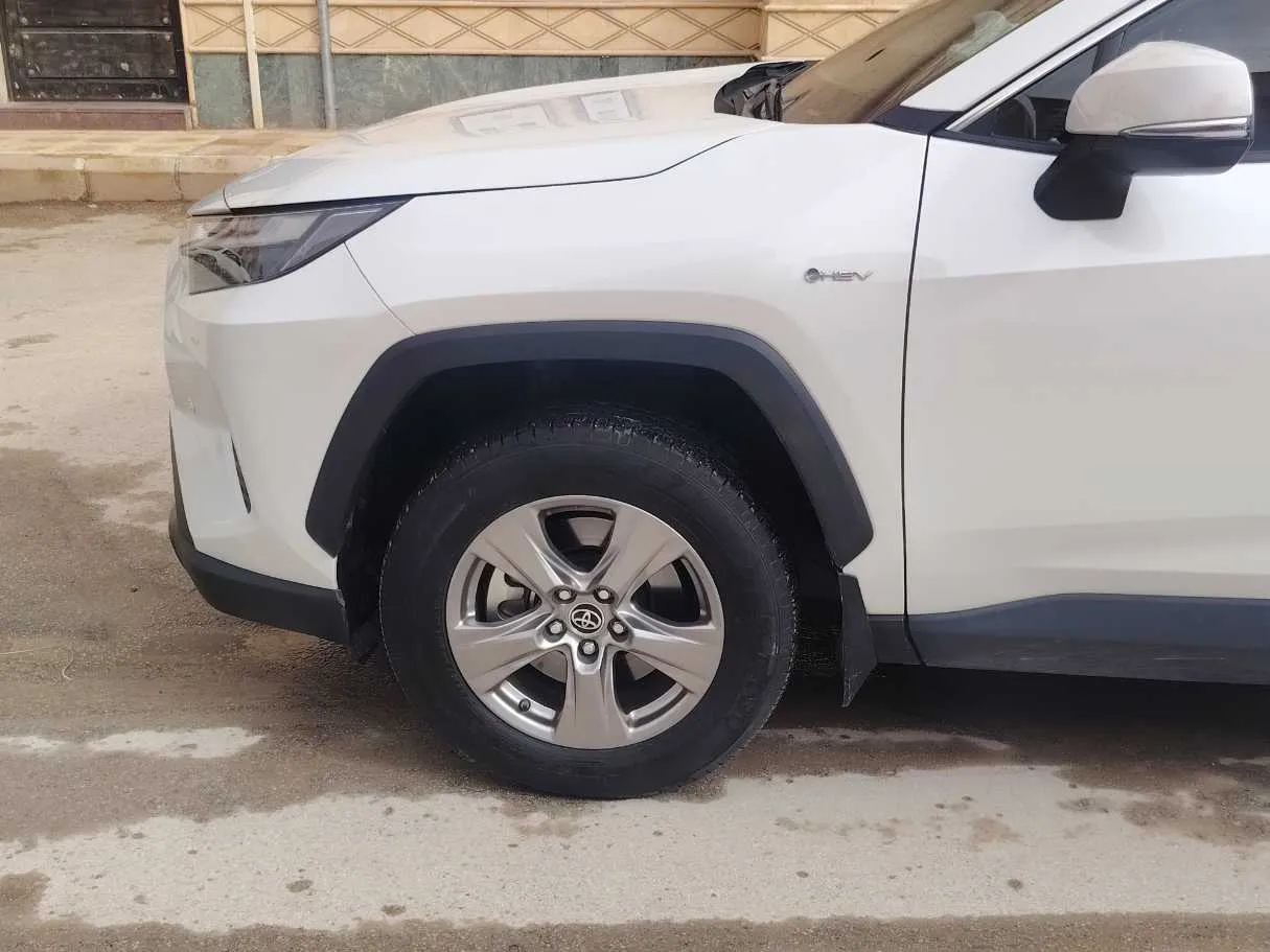 Car image 9