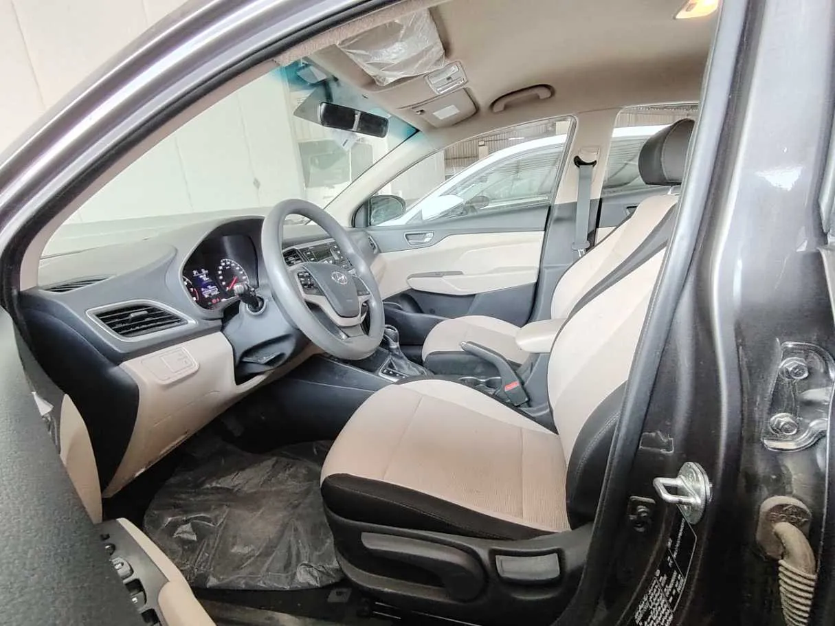 Car image 12