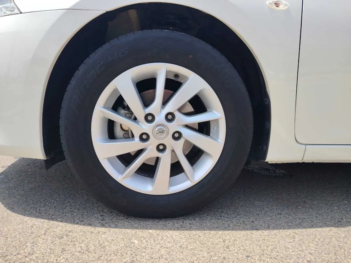 Car image 9