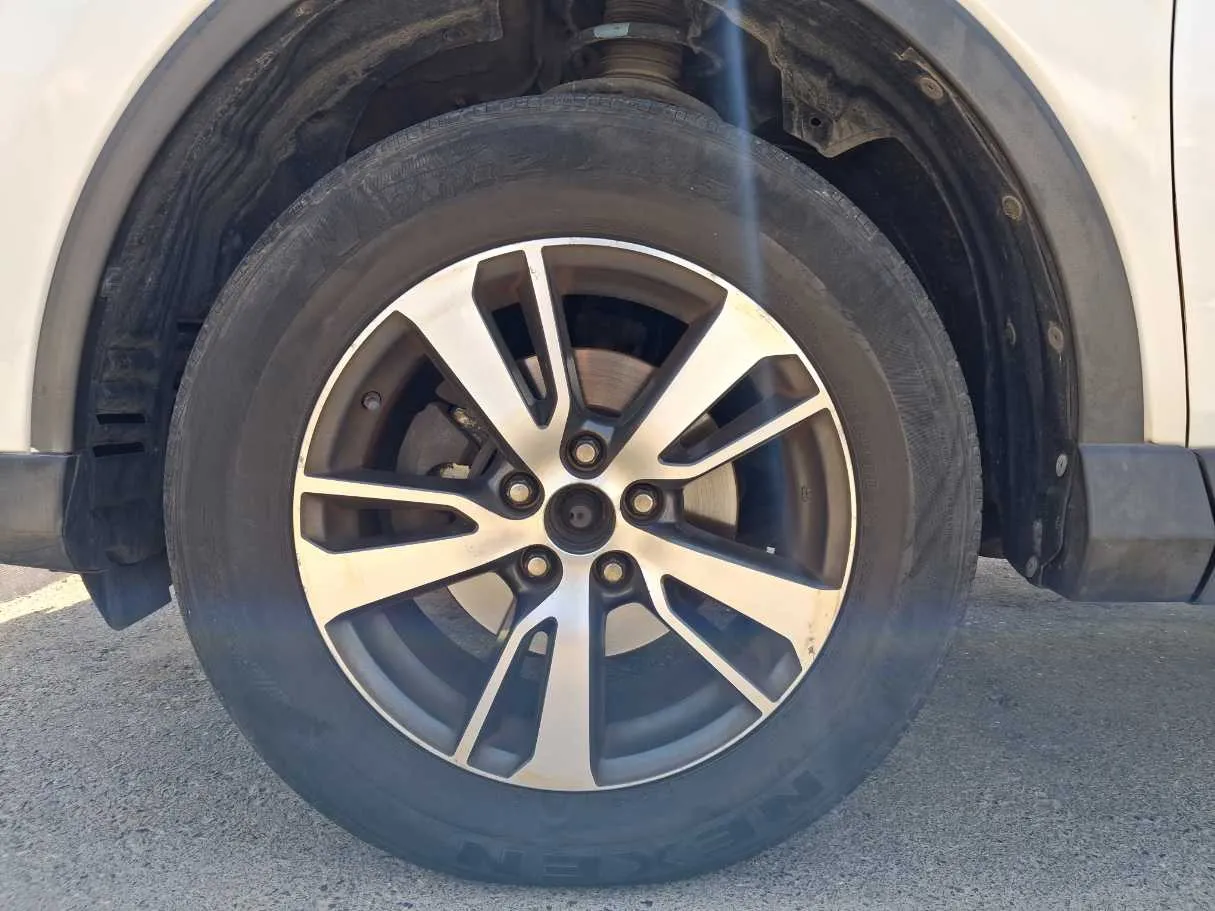 Car image 9