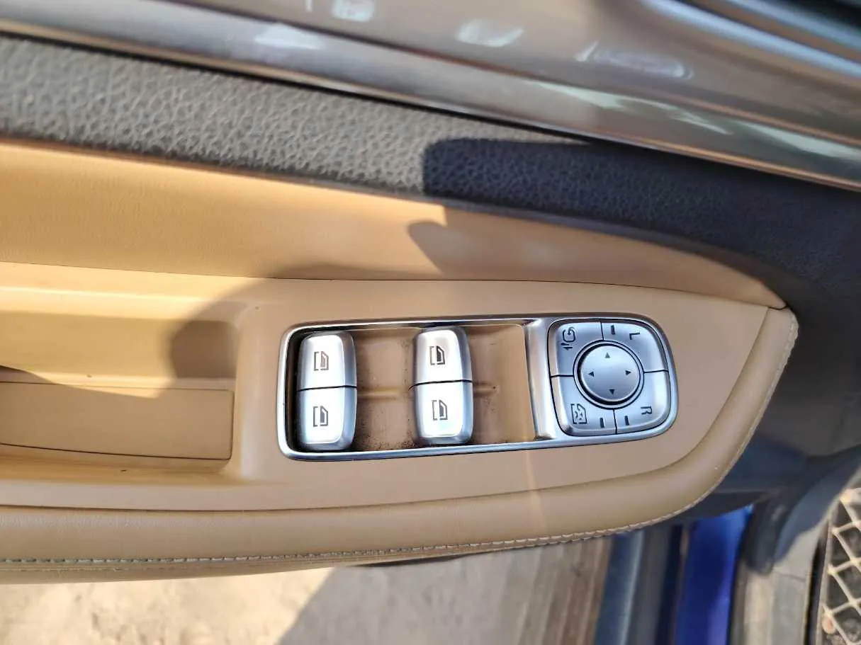Car image 37