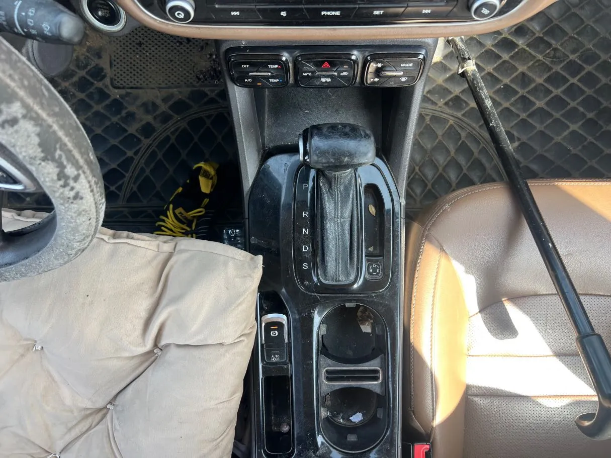 Car image 16