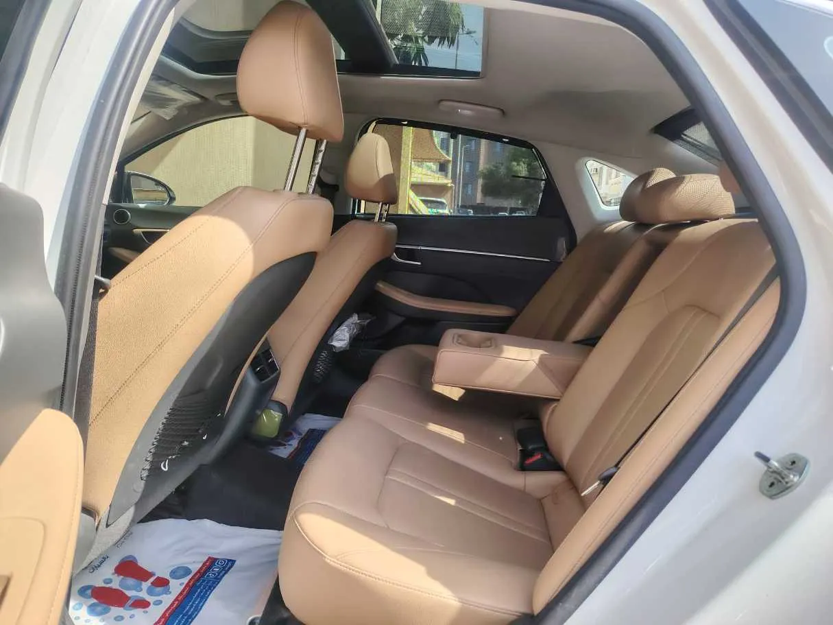 Car image 17