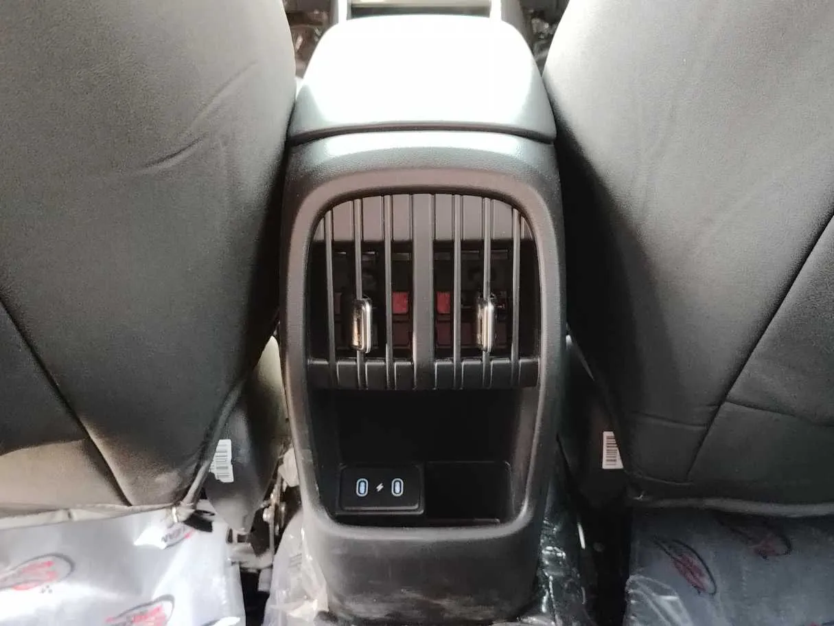 Car image 29