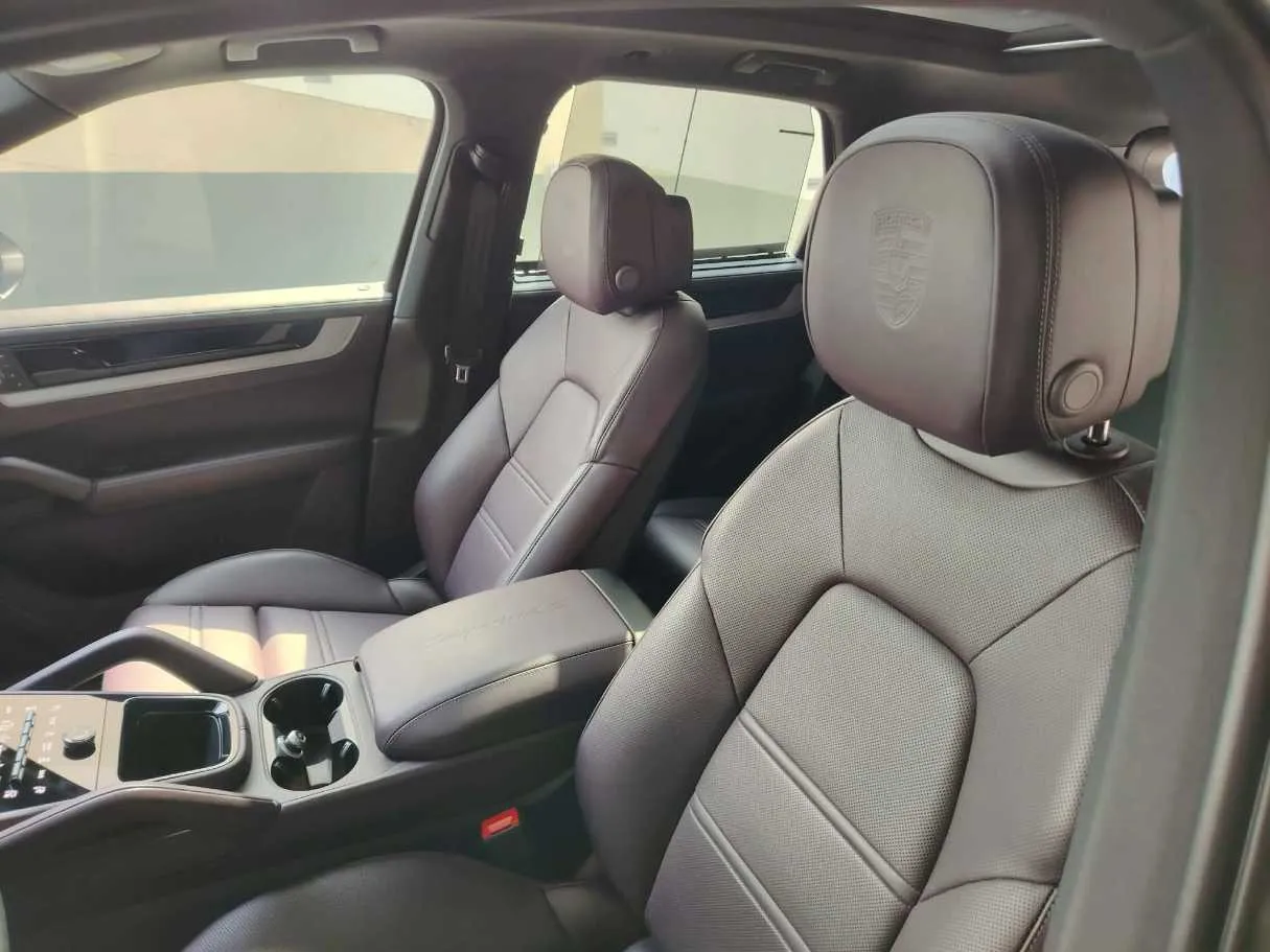 Car image 12