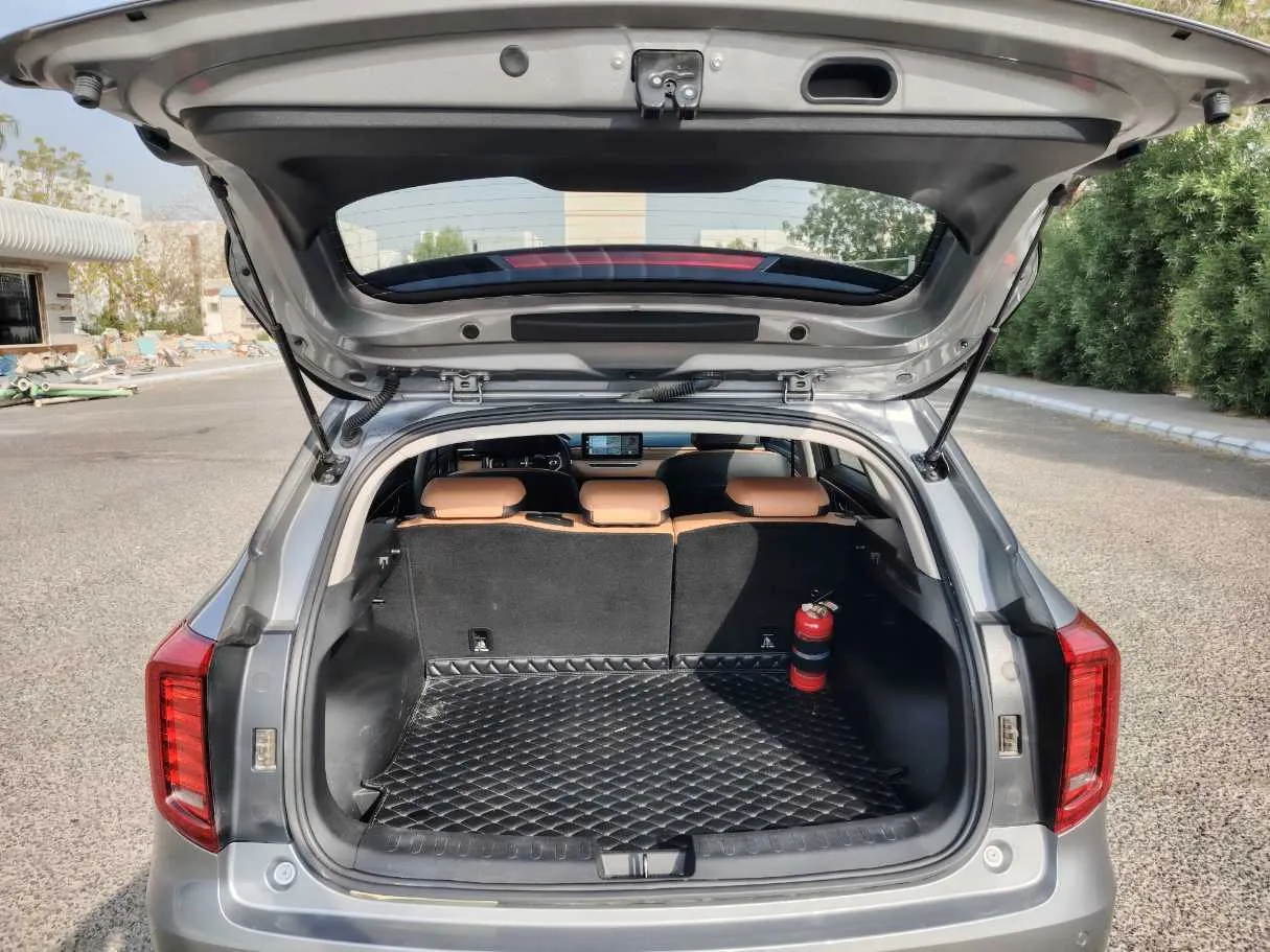 Car image 23