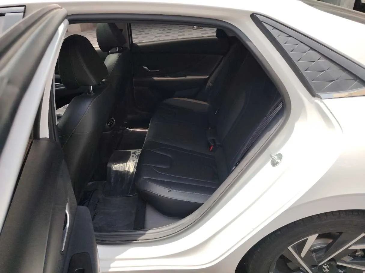 Car image 15