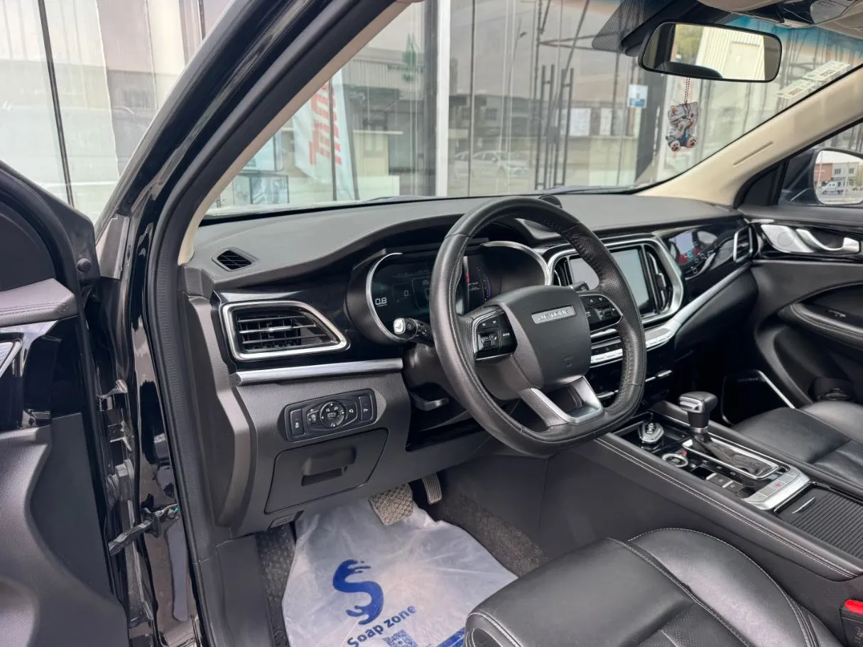 Car image 12