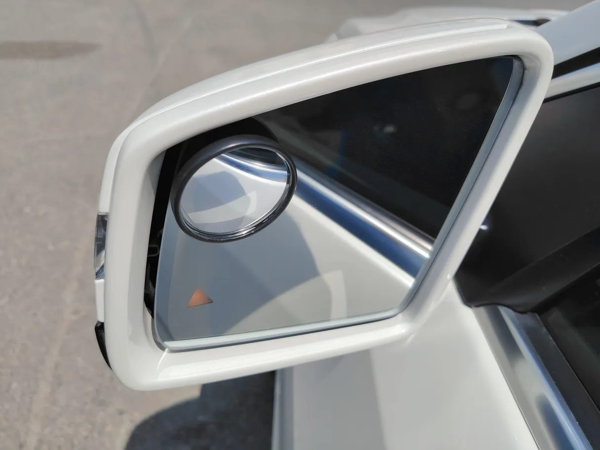Car image 28