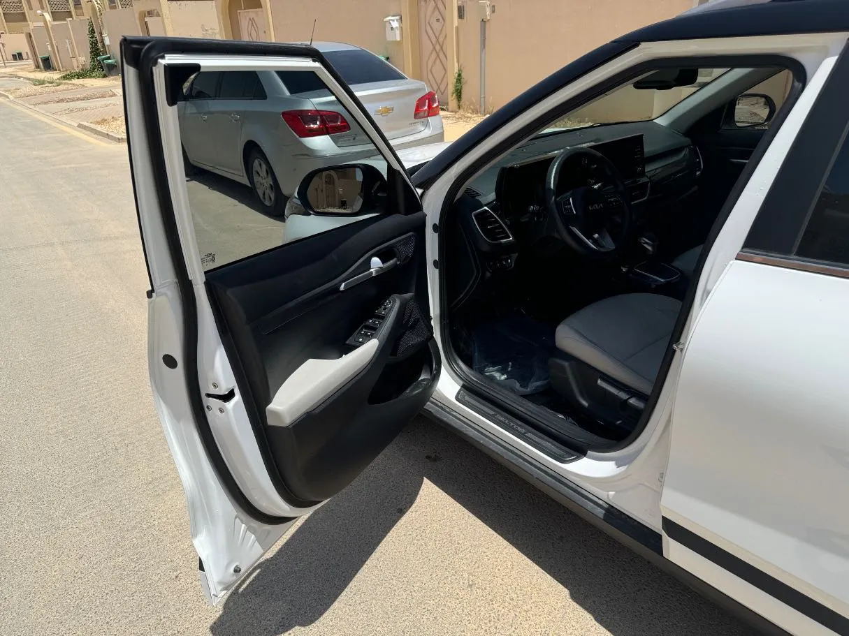 Car image 10
