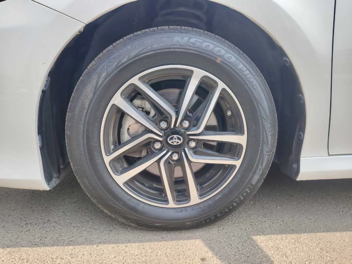 Car image 9