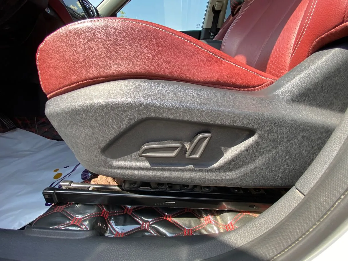 Car image 25