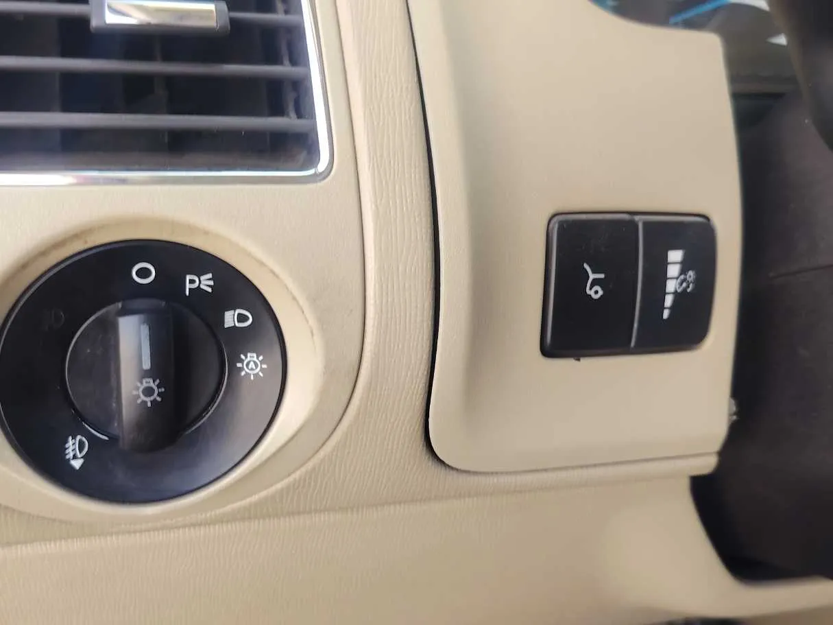 Car image 25