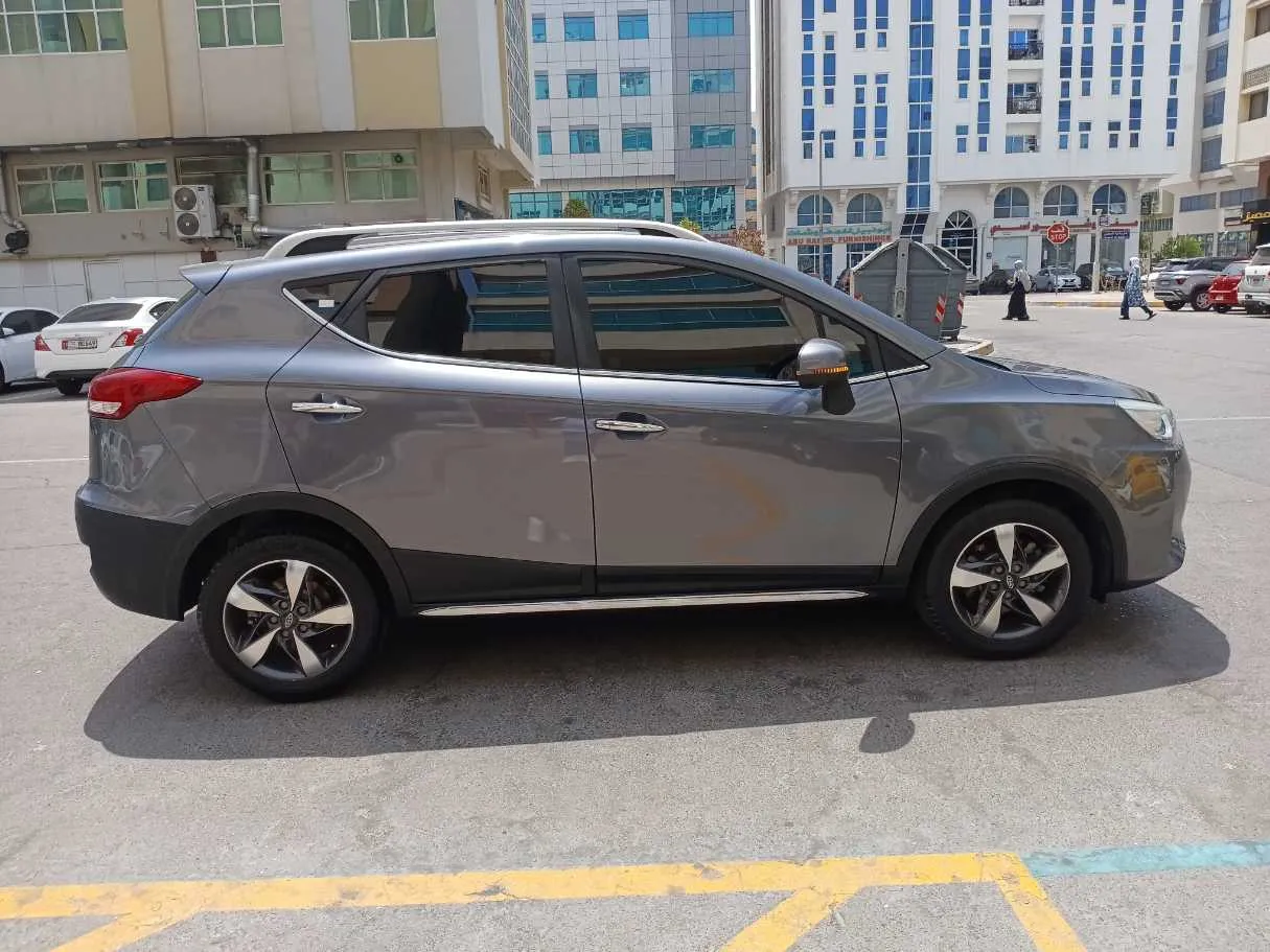 Car image 4