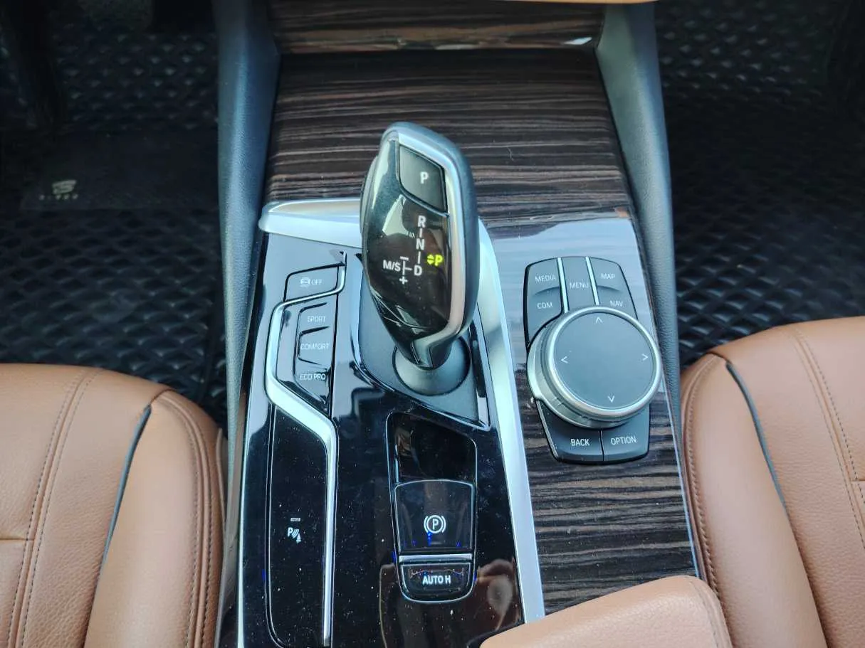 Car image 18