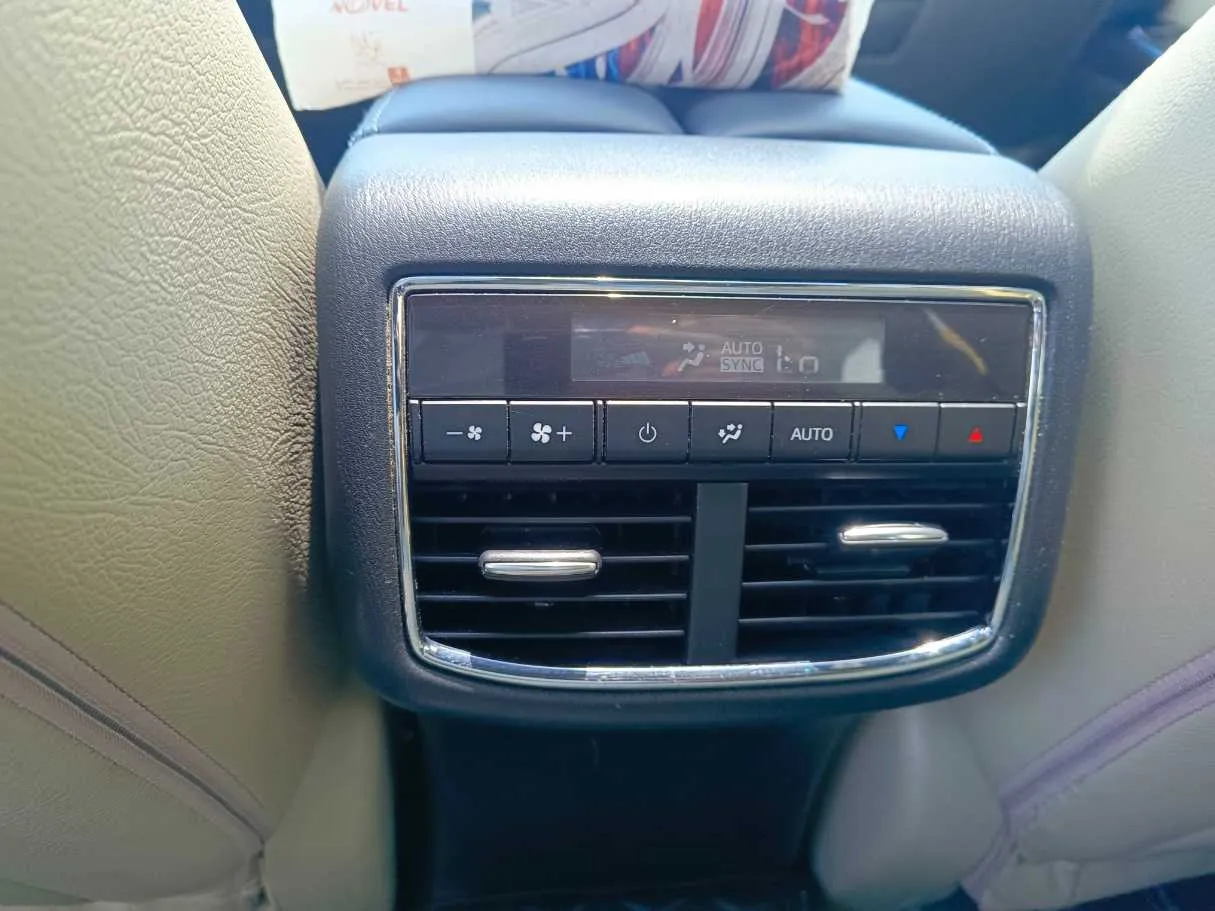 Car image 32