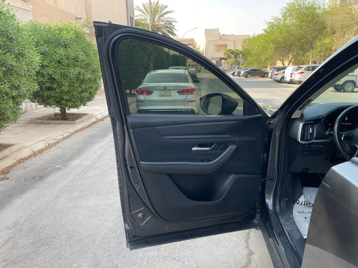 Car image 10