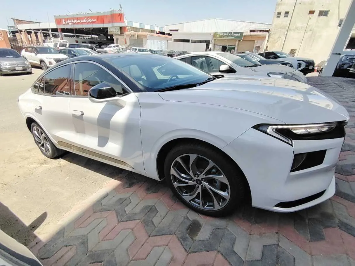 Car image 4