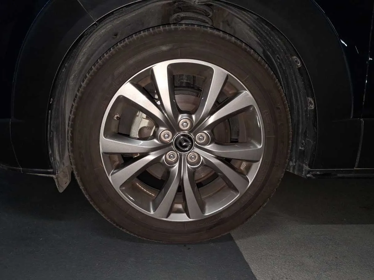 Car image 9