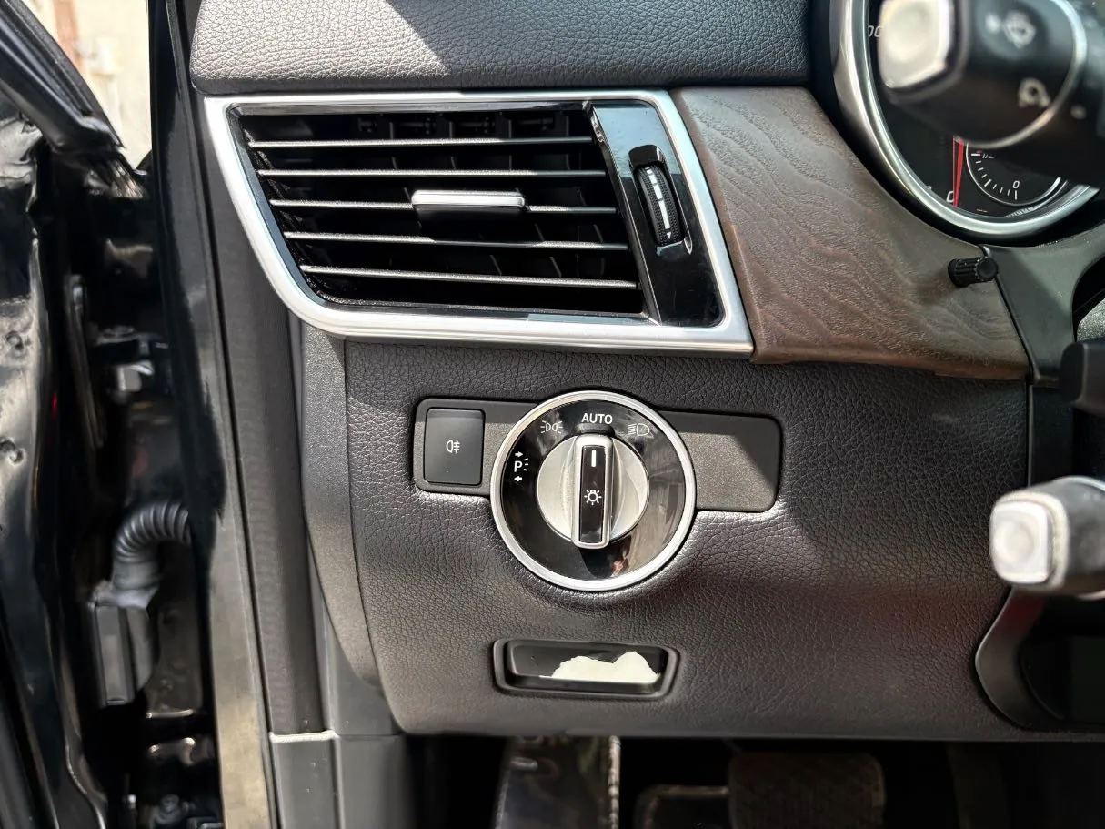 Car image 27