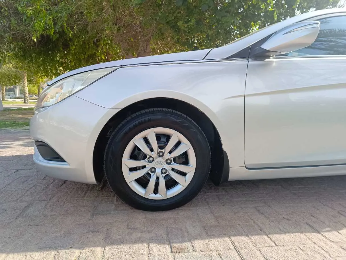 Car image 9