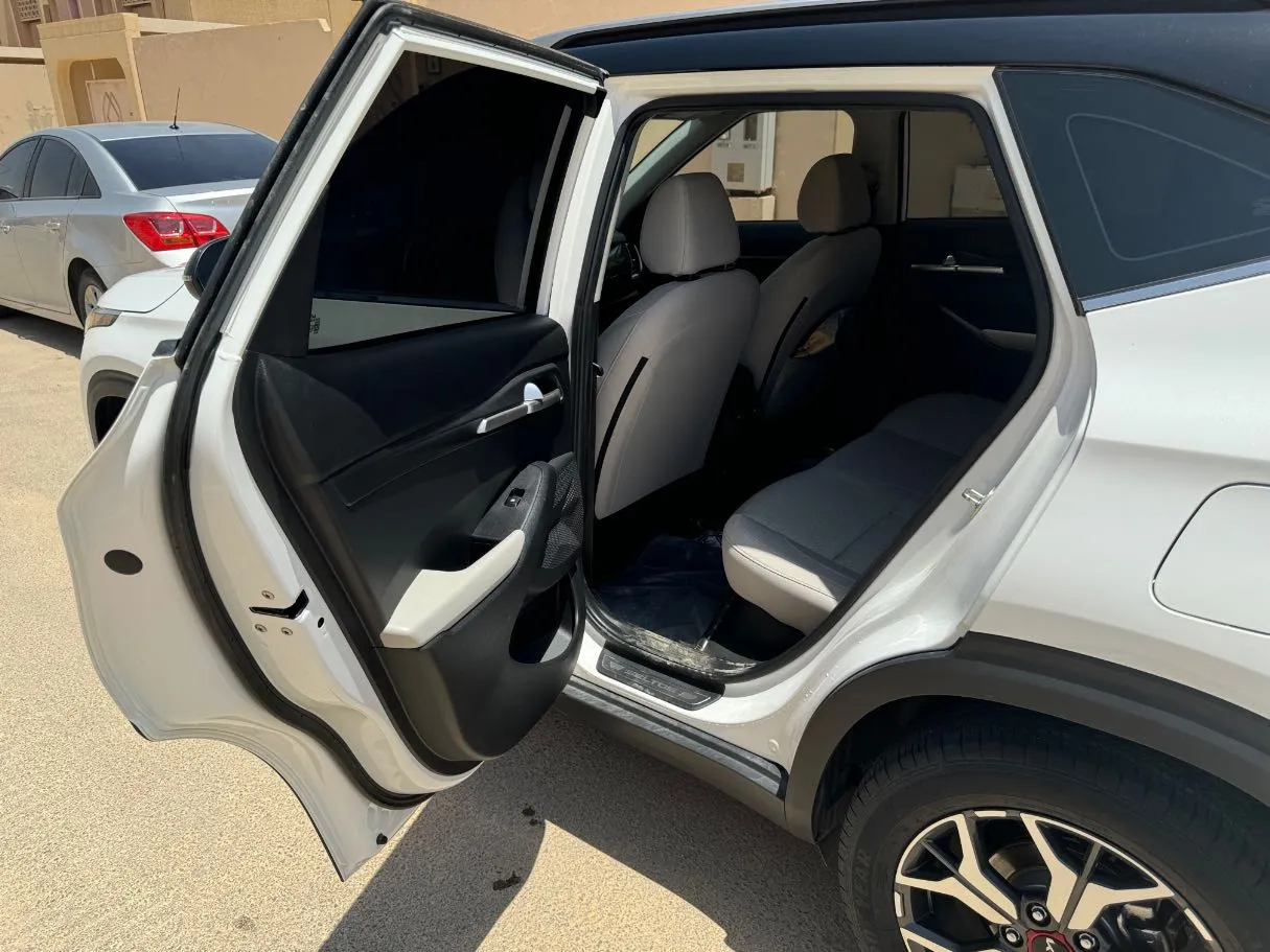 Car image 13