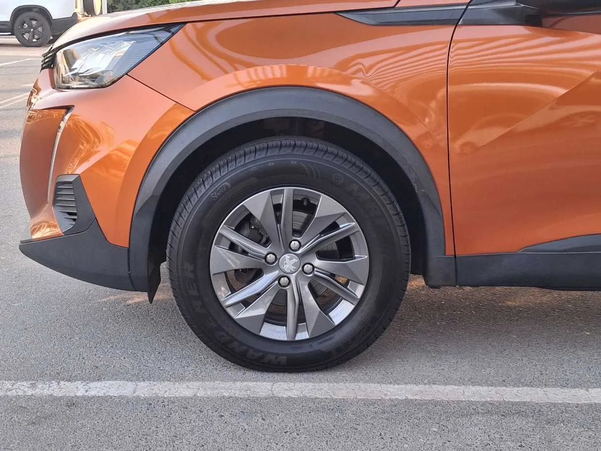 Car image 9