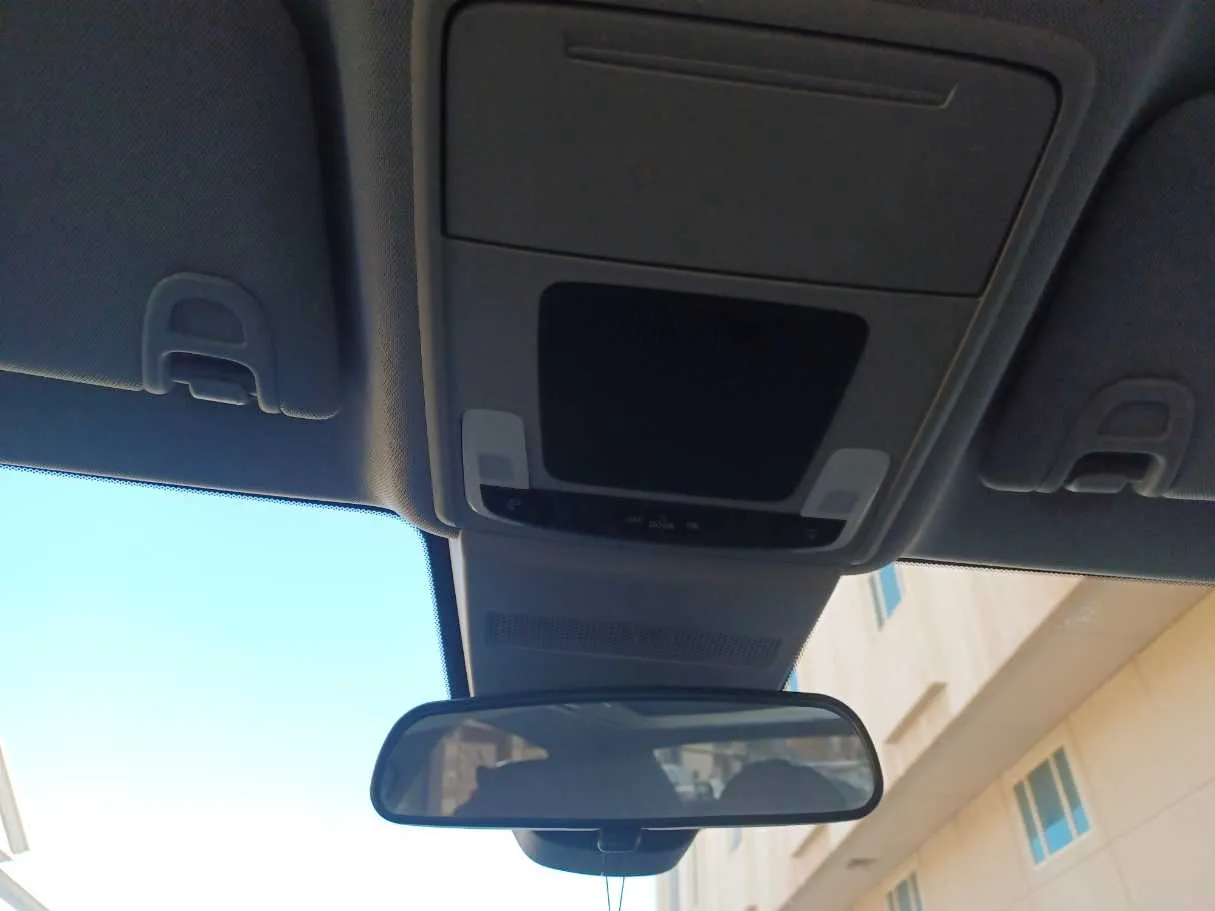 Car image 18